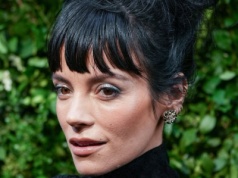 Przyciągała wzrok w prześwitującej kreacji. Idealna "suknia zemsty"?