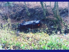 Podróż samochodem zakończył w korycie rzeki