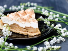 ​Tę szarlotkę zrobisz bez pieczenia. Idealna na ostatni moment