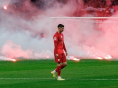 Dlaczego podczas meczu Polska – Holandia na boisko poleciały race? PZPN: to niedopuszczalne!