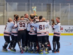 Spokojni poza lodowiskiem, a na arenie z pazurem