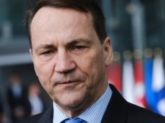Radosław Sikorski zaszczepił się nie tylko przeciw koronawirusowi