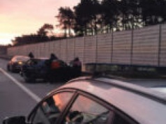 Wypadek na S3 pod Zieloną Górą. Zderzenie osobówek, jedna na barierach (ZDJĘCIA)