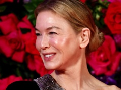 Bridget Jones ma swój pomnik w Londynie! Renée Zellweger na uroczystym odsłonięciu zachwyciła promiennym wyglądem