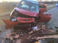 Czołowe zderzenie na drodze krajowej nr 77 na Podkarpaciu. Trzy osoby trafiły do szpitala