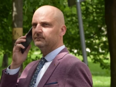 Piotr Bobak donosi na "Nowiny". Sam wydał bez przetargu ponad milion złotych