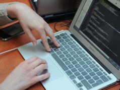 Pół miliona zł w puli. Nietypowy konkurs Ministerstwa Cyfryzacji. "Most łączący polskie talenty"