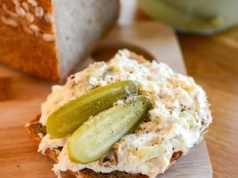 Pasta jajeczna z ogórkiem i makrelą