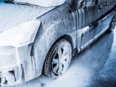 Czym myć samochód zimą, jaka motochemia sprawdzi się najlepiej?