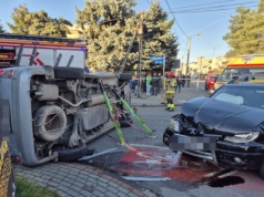 Tarnów Wypadek na skrzyżowaniu Kościuszki, jeden z samochodów dachował. Kobieta trafiła do szpitala