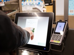 Kasa samoobsługowa kontra tradycyjna. Którą wolimy? "Kiedyś zalewała mnie krew"