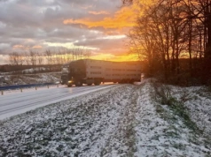 Śnieg i zablokowany zestaw na podjeździe – pogodowe problemy pod Wejherowem