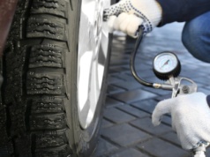 Jakie ciśnienie do opon zimowych? Wielu kierowców wciąż tego nie pilnuje