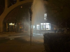 “Nowa fontanna” w Śródmieściu. Woda pod ciśnieniem wystrzeliła z hydrantu