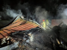 Strażacy walczą z pożarem budynku gospodarczego w Łękawicy. Doszło do wybuchu – mężczyzna trafił do szpitala