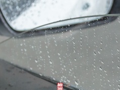 Jednym przyciskiem z lusterek można usunąć krople wody. Niestety, nie w każdym aucie mamy taką możliwość
