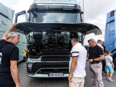 Niemiecki Daimler Truck doładuje polskie e-samochody