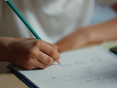 "Na litość boską, dajcie tym dzieciom odrabiać lekcje samodzielnie. Robicie im krzywdę”