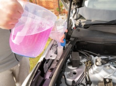 Zamarzł płyn do spryskiwaczy? Spryciarze stosują prosty trik. Nie wydają nawet złotówki