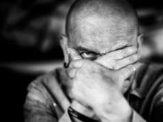 Polscy mężczyźni coraz bardziej zestresowani. Pieniądze i praca to główni "winni"