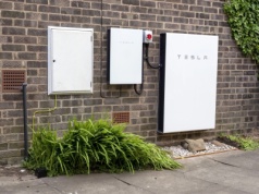 Masowe wymiany magazynów energii Tesli - powodem ryzyko pożarowe