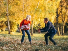 Zadbaj o stawy jesienią. Sprawdź, co naprawdę im służy, a co szkodzi
