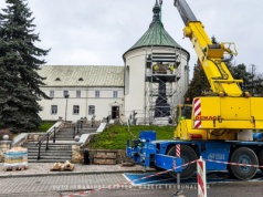 Piotrków. Prace przy zabytkowym pomniku św. Antoniego z Dzieciątkiem