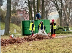 Prawie wszystkie liście spadły z drzew - jesienne sprzątanie Trzebnicy