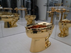 Sotheby's sprzedało słynny złoty sedes za 12,1 mln dol. To symbol nierówności, który miał kiedyś upokorzyć Trumpa