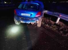 Pijany kierowca Peugeota przejechał przez środek ronda w Kiełczewie