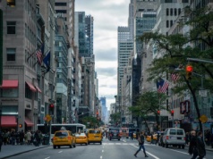 Zaległe „payrollsy” wyraźnie lepsze od oczekiwań. Ale bezrobocie najwyższe od 4 lat