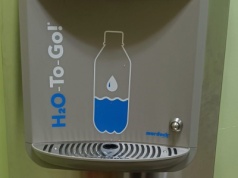 Źródełko z filtrowaną wodą w Szkole Podstawowej w Sułkowicach-Łęgu. Zdrowiej, ekologiczniej, nowocześniej