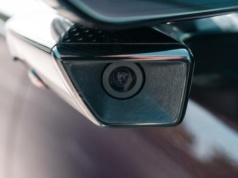 Jak systemy ADAS działają w deszczu i we mgle? Poradnik używania na autostradzie