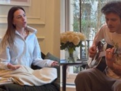 Naturalna Victoria Beckham ZAŚPIEWAŁA piosenkę Spice Girls, dając DOMOWY KONCERT z synem: "POWRÓT POSH!"