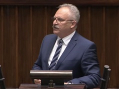 Jakubiak oburzony sejmową prohibicją. Z żartem o kompocie trochę się zagalopował