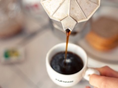 O której godzinie najlepiej pić kawę? Sięgaj po małą czarną o tej porze, a będziesz żyć dłużej