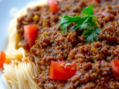 Wystarczy 1/3 szklanki, a sos boloński będzie o niebo lepszy. Tak robią Włosi