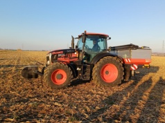 TIM w praktyce: Jak Kubota M7 sama dogada się z rozsiewaczem. A ile to kosztuje i czy się opłaca?