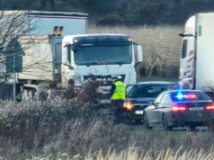 Ford uderzył w ciężarówkę. Jezdnia była zablokowana