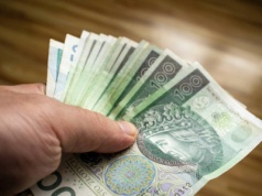 W tych zawodach zarobisz ponad 10 tys. zł bez studiów. Wcale nie musisz wyjeżdżać za granicę