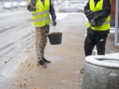 Warszawa gotowa na śnieg. Kiedy spadnie? Do akcji może wyjechać ponad 300 posypywarek i pługów.