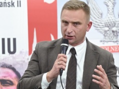Robert Bąkiewicz jeździ po Polsce i ma w tym ukryty cel. Polityk PiS: pojawiły się tarcia