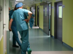 Kominy płacowe u chirurgów. "Resort chce na siłę przesadzić lekarza z mercedesa do trabanta"