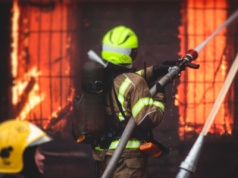 Duży pożar pod Krakowem. W ogniu stanęła hala i autobusy. Ponad 80 strażaków w akcji