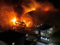 Duży pożar warsztatu w Skale. Busy, ciągnik i budynek w ogniu