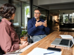 Drobna różnica w słowach, ale ogromna w skutkach. Tak nie wolno rozmawiać z pracownikami