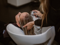 Prostownica i keratyna to przeszłość. Tak prostują włosy Japonki. Efekt utrzymuje się nawet przez rok