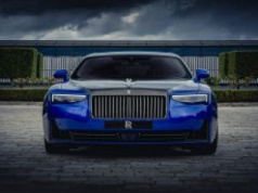 Rolls-Royce Black Badge Ghost Gamer. Ikona luksusu w 8-bitowym stylu arcade