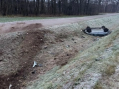 Dachowanie po zderzeniu dwóch aut. Jedna osoba w szpitalu