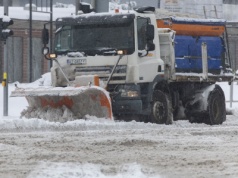 Zima uderzyła, służby działają. W Rzeszowie odśnieżane są najpierw drogi główne, później osiedlowe